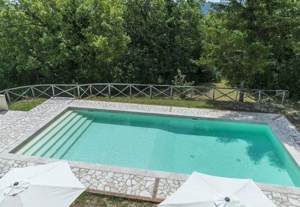 The pool and the sunbath area set up with sunbeds, and sun umbrella - Villa La Corte 