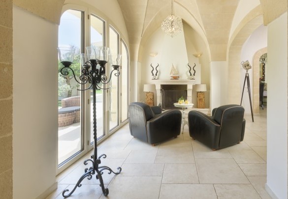 Il grazioso angolo adibito a salottino con camino ornamentale – Villa La Dolce Vita
