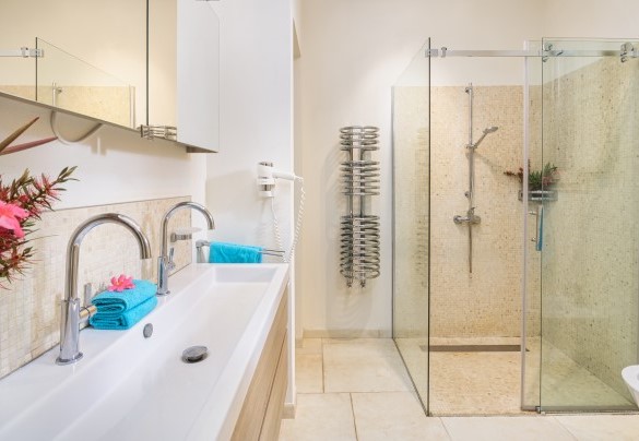 Il bagno con doccia a servizio del salotto e della camera matrimoniale padronale - Villa La Dolce Vita