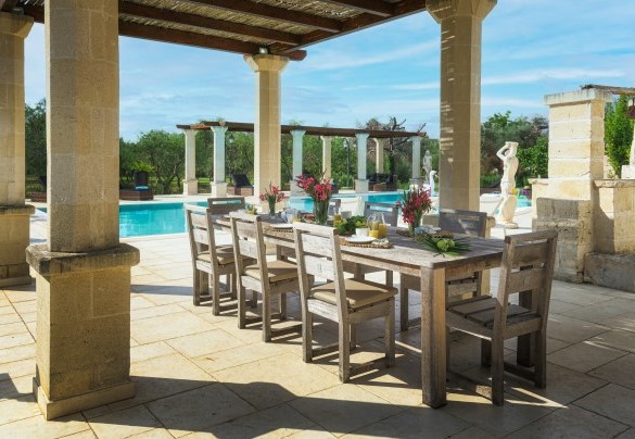 Il pergolato rettangolare vicino la piscina – Villa La Dolce Vita