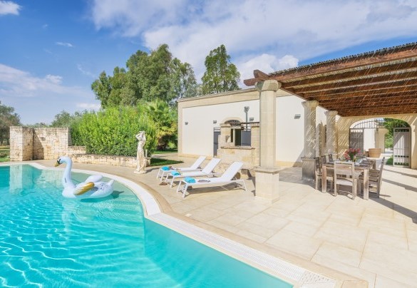Il pergolato rettangolare vicino la piscina – Villa La Dolce Vita
