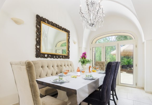 La raffinata area pranzo con uscita sull’esterno attrezzato – Villa La Dolce Vita