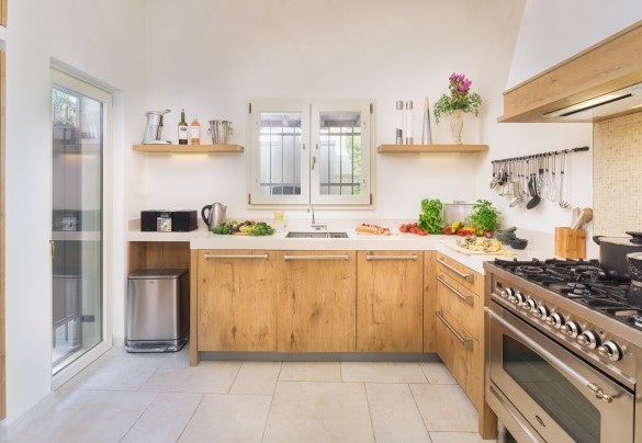 La spaziosa cucina ha una seconda uscita sull’esterno nella zona barbecue - Villa La Dolce Vita