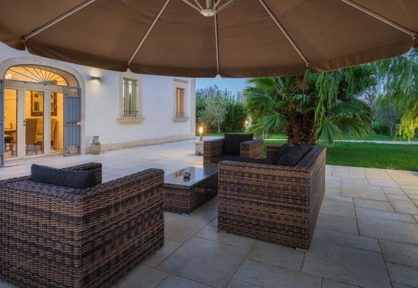 L’area di fronte l’ingresso principale è attrezzata con un comodo salotto – Villa La Dolce Vita