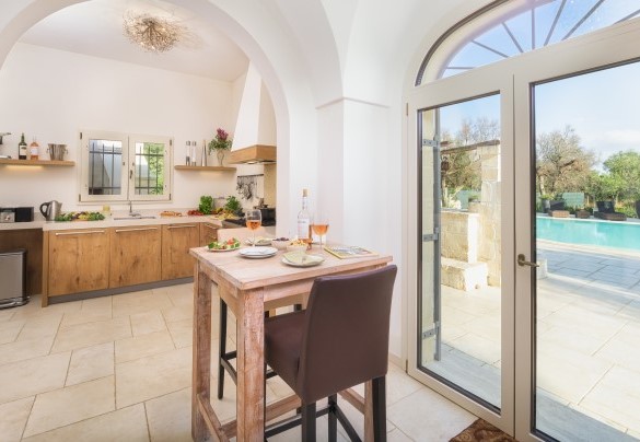 La spaziosa e ben attrezzata cucina ha accesso diretto sulla piscina - Villa La Dolce Vita