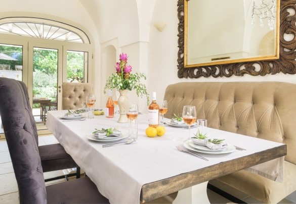 La raffinata area pranzo ha due uscite sugli esterni attrezzati – Villa La Dolce Vita