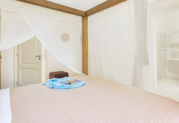 Il letto a baldacchino della matrimoniale con bagno con doccia en-suite - Villa La Dolce Vita