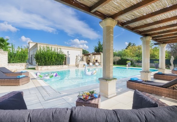 L'elegante patio ombreggiato è ideale per momenti di relax al riparo dal caldo sole estivo – Villa La Dolce Vita