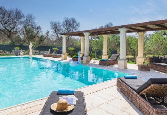 Area piscina con comodi e spaziosi letti prendisole – Villa La Dolce Vita