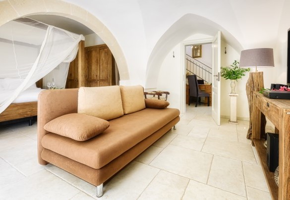 La camera matrimoniale padronale affaccia sul piccolo angolo adibito a studio - Villa La Dolce Vita