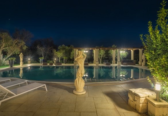 La piscina vista di sera – Villa La Dolce Vita