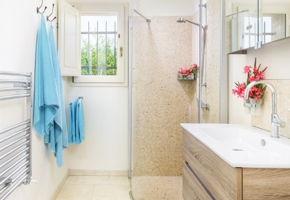 Bagno con doccia, en-suite alla camera matrimoniale del piano superiore - Villa La Dolce Vita