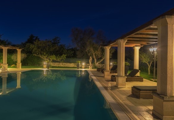 La piscina illuminata impreziosisce il meraviglioso giardino mediterraneo – Villa La Dolce Vita
