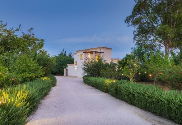 Vialetto in ghiaia adornato da siepi in rosmarino - Villa La Dolce Vita