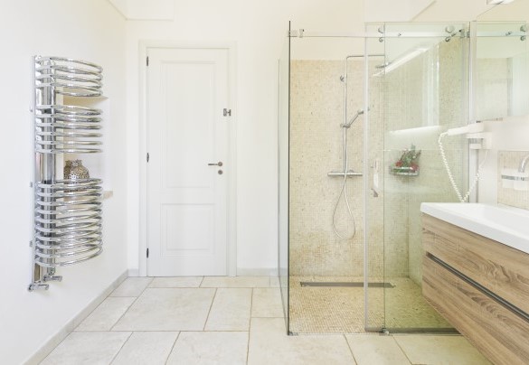Bagno con doccia, en-suite della camera matrimoniale - Villa La Dolce Vita