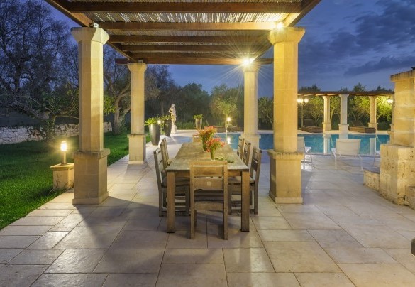 Il pergolato illuminato sulla zona pranzo esterna – Villa La Dolce Vita