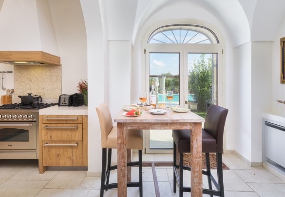Il piccolo tavolo all’ingresso della cucina è uno spazio polifunzionale - Villa La Dolce Vita