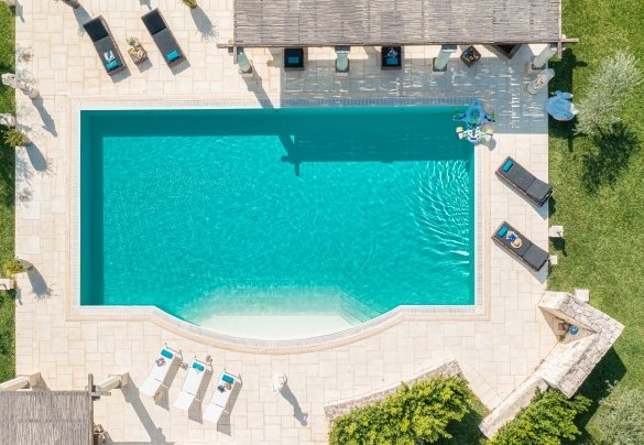 L'elegante piscina della villa – Villa La Dolce Vita
