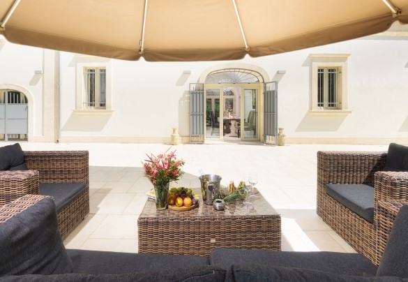 L’area salotto attrezzata di fronte all’ingresso principale – Villa La Dolce Vita
