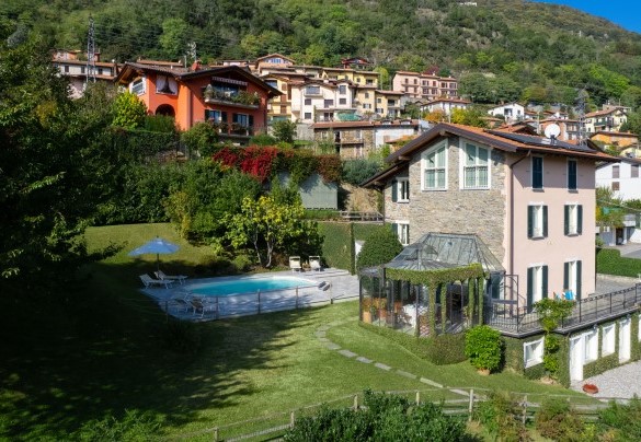Villa La Dolce is an old, 19th century stone residence that has been recently restored, maintaining the typical Larian architectural style - Villa La Dolce