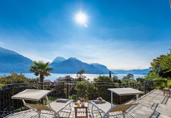 The beautiful lake view and the villa's large dining and relaxation areas create a unique, almost magical, atmosphere - Villa La Dolce