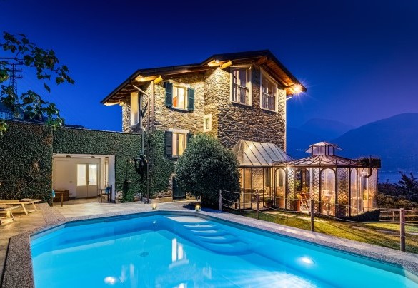 Just a few steps from the veranda, the rectangular pool measures 7,5 x 4,5 m with a constant depth of 1,10 m - Villa La Dolce