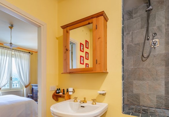 En-suite bathroom with shower - Villa La Dolce