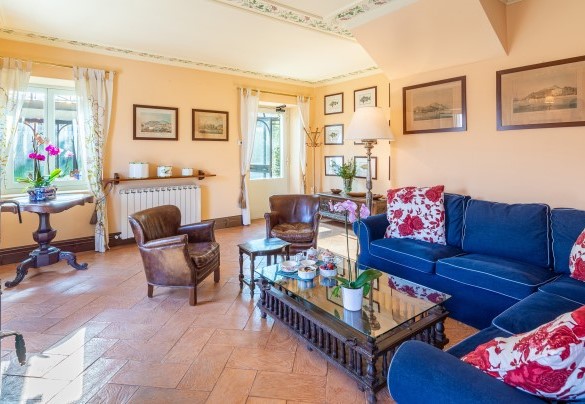 large living room with a beautiful view of the lake - Villa La Dolce