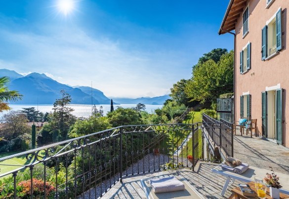 The beautiful lake view and the villa's large dining and relaxation areas create a unique, almost magical, atmosphere - Villa La Dolce