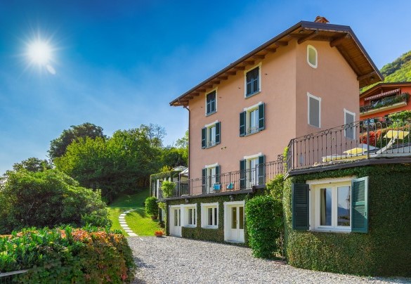 Villa La Dolce is an old, 19th century stone residence that has been recently restored, maintaining the typical Larian architectural style - Villa La Dolce