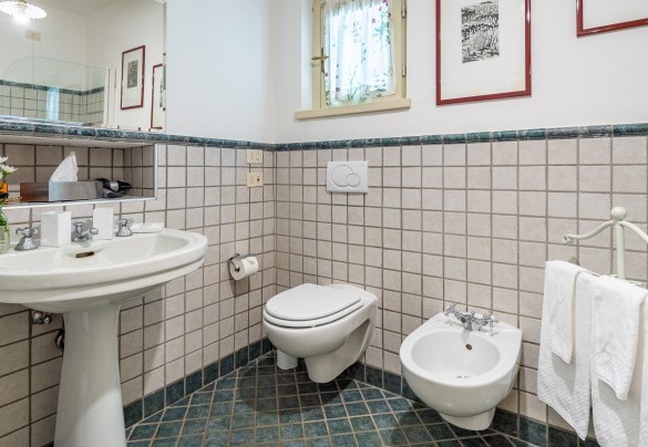 Bathroom with whirlpool tub - Villa La Dolce
