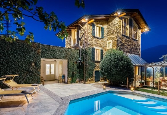 The pool edge and the solarium area are paved and equipped with sunbeds, director's chairs and a large umbrella - Villa La Dolce