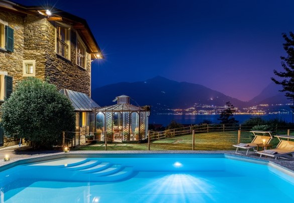 Just a few steps from the veranda, the rectangular pool measures 7,5 x 4,5 m with a constant depth of 1,10 m - Villa La Dolce