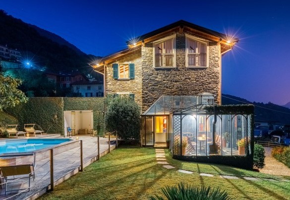 A winter garden used as a dining area is located near the swimming pool and is also connected to the living room - Villa La Dolce