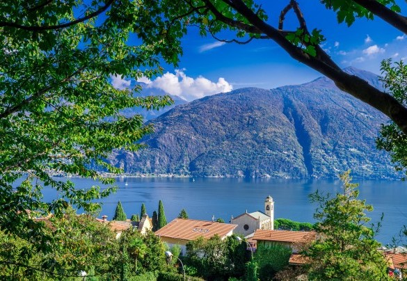The beautiful lake view and the villa's large dining and relaxation areas create a unique, almost magical, atmosphere - Villa La Dolce