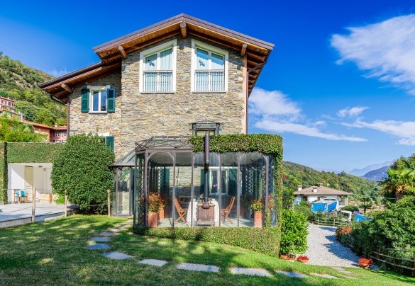 Villa La Dolce is an old, 19th century stone residence that has been recently restored, maintaining the typical Larian architectural style - Villa La Dolce