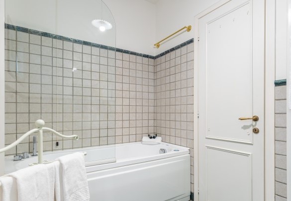 Bathroom with whirlpool tub - Villa La Dolce