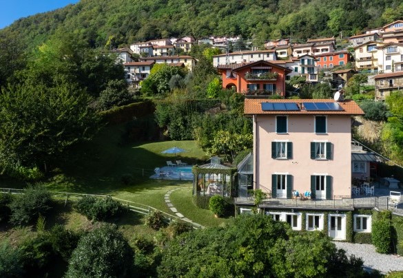 Villa La Dolce is an old, 19th century stone residence that has been recently restored, maintaining the typical Larian architectural style - Villa La Dolce