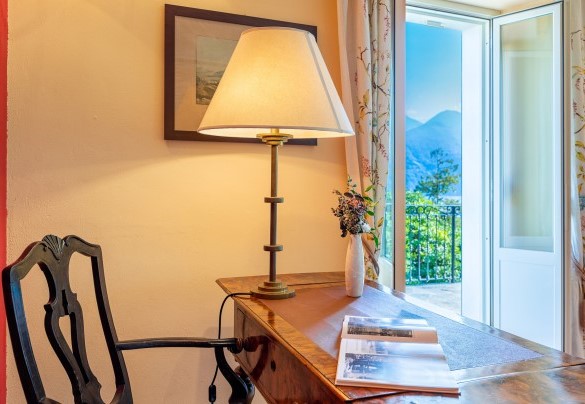 large living room with a beautiful view of the lake - Villa La Dolce
