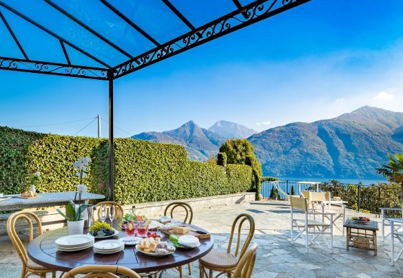 The beautiful lake view and the villa's large dining and relaxation areas create a unique, almost magical, atmosphere - Villa La Dolce