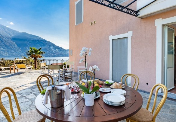 The beautiful lake view and the villa's large dining and relaxation areas create a unique, almost magical, atmosphere - Villa La Dolce