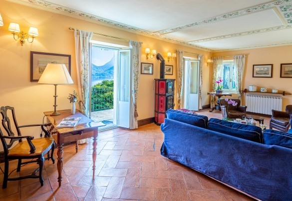 large living room with a beautiful view of the lake - Villa La Dolce