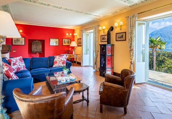 large living room with a beautiful view of the lake - Villa La Dolce