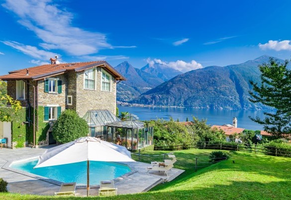 The beautiful lake view and the villa's large dining and relaxation areas create a unique, almost magical, atmosphere - Villa La Dolce