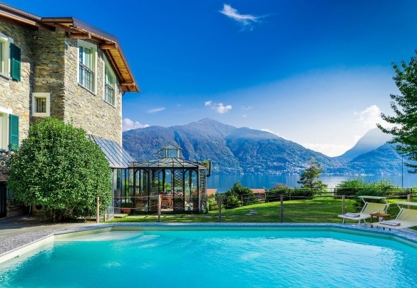 Just a few steps from the veranda, the rectangular pool measures 7,5 x 4,5 m with a constant depth of 1,10 m - Villa La Dolce