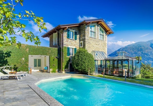 The pool edge and the solarium area are paved and equipped with sunbeds, director's chairs and a large umbrella - Villa La Dolce