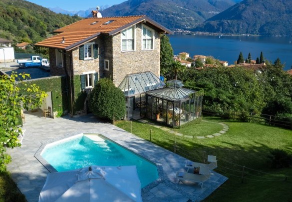 Villa La Dolce is an old, 19th century stone residence that has been recently restored, maintaining the typical Larian architectural style - Villa La Dolce