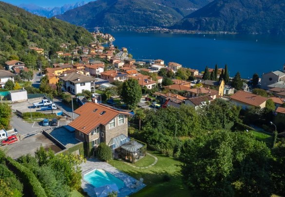 The beautiful lake view and the villa's large dining and relaxation areas create a unique, almost magical, atmosphere - Villa La Dolce
