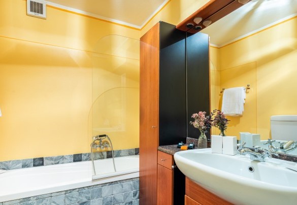 En-suite bathroom with shower on the basement - Villa La Dolce
