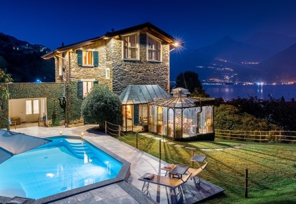 The pool edge and the solarium area are paved and equipped with sunbeds, director's chairs and a large umbrella - Villa La Dolce